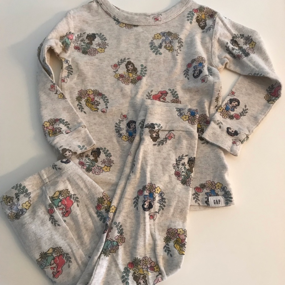 GAP DISNEY 18-24 MONTHS. 100% COTTON SLEEPER SET.  COLORFUL PRINCESS PATTERN